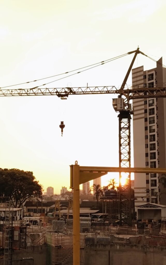 Fim de tarde, no canteiro de obras.