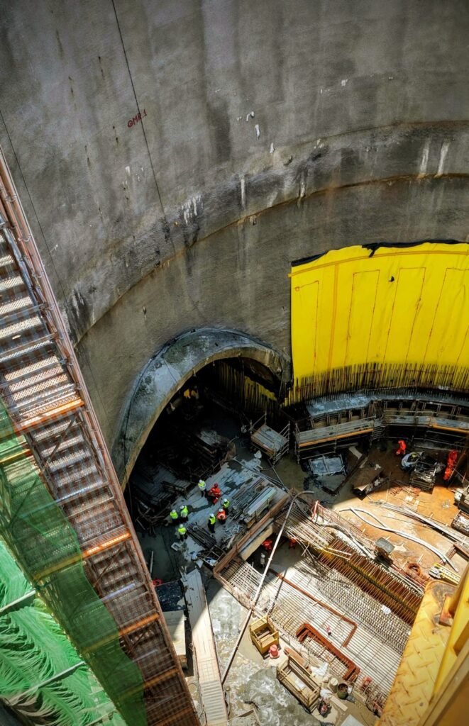 Vista do túnel de ligação e equipe da Strageo se preparando para Visita aos Túneis da Futura Estação Santa Isabel do Metrô SP